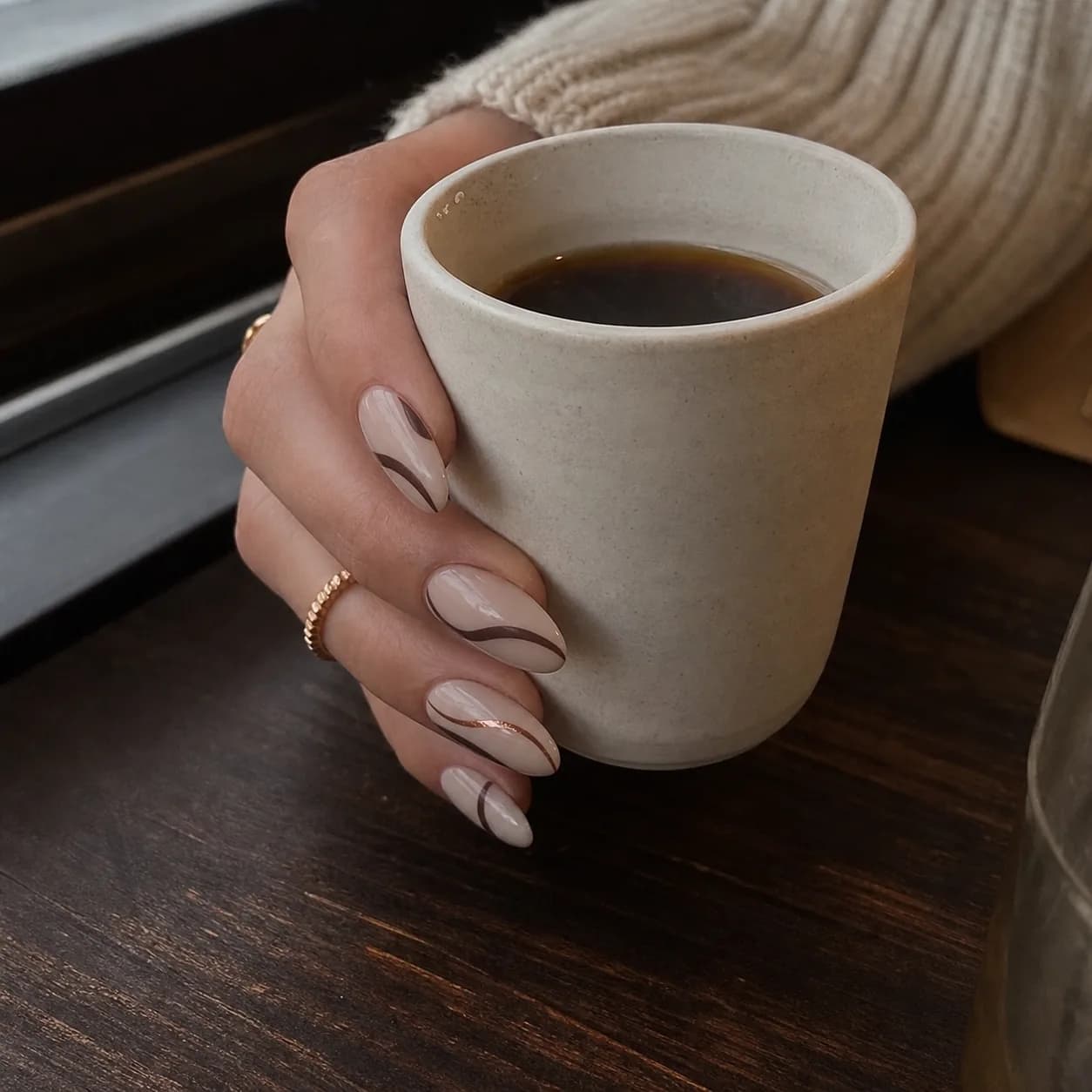 Un set pensado para todos los días: nude cremoso, curvas cacao y un toque cobre.