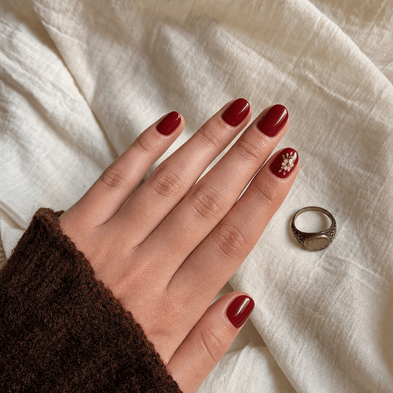 Cherry, pero con un pequeño secreto. Un clásico profundo con detalle floral hecho a mano.